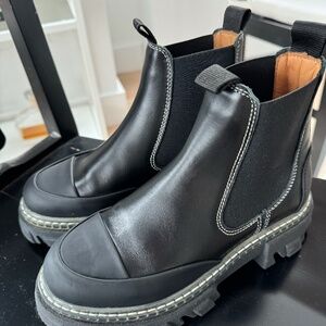 Black Cleated Low Chelsea Boots, W Size 6